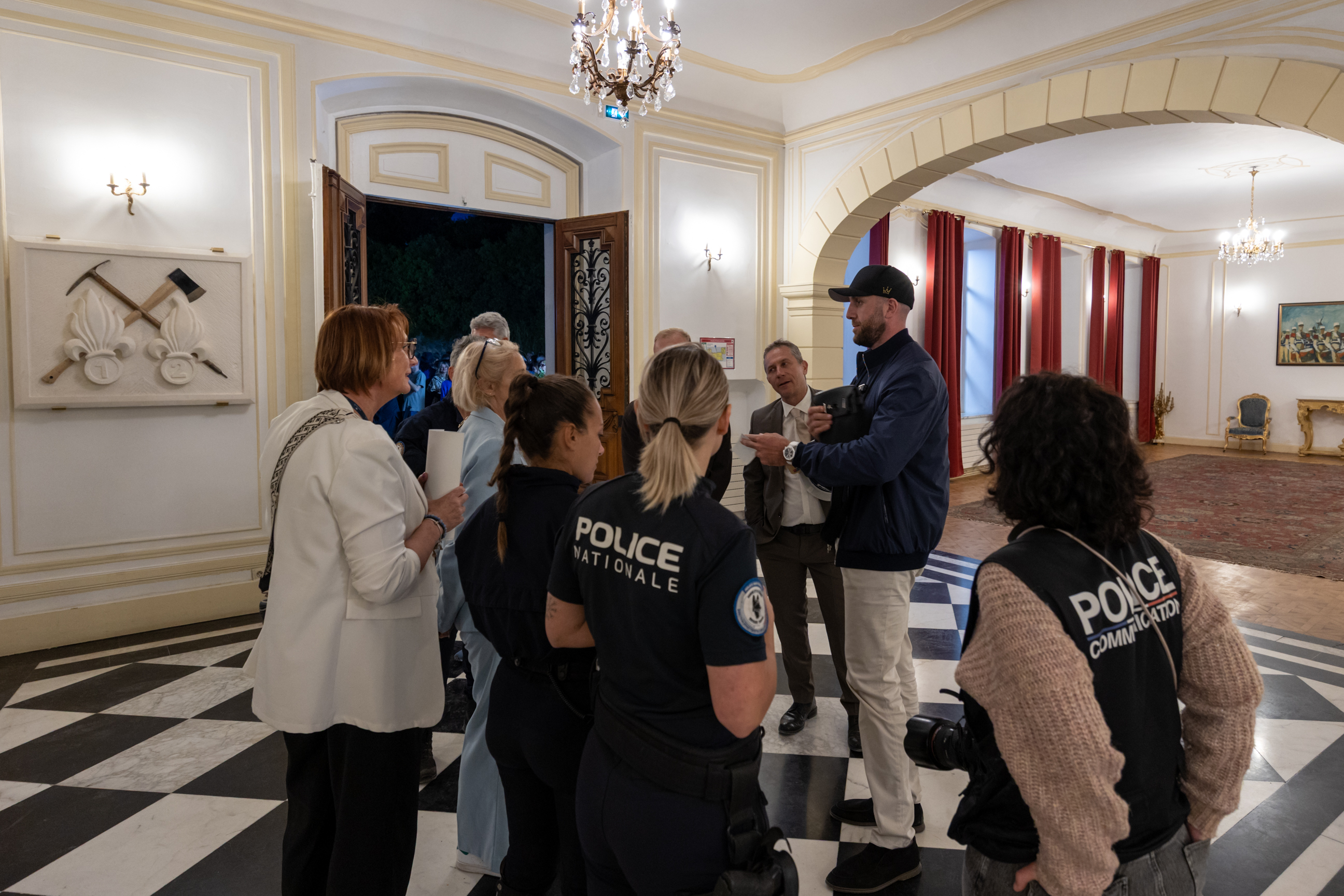 Des invités de la police discutent avec l'influenceur GMK