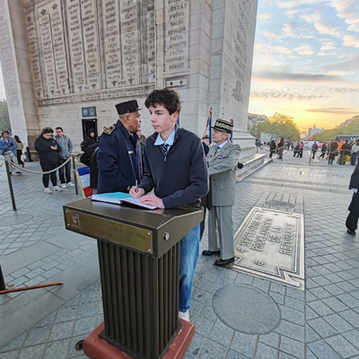 notre jeune protégé signant le registre