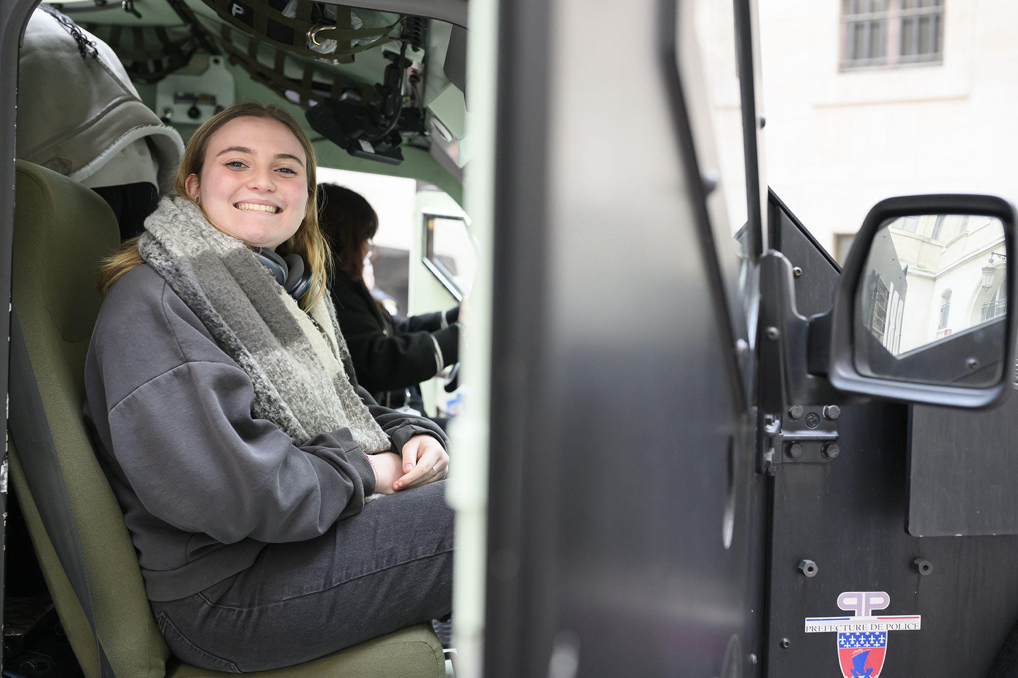 Une jeune au volant d'un camion de la BRI