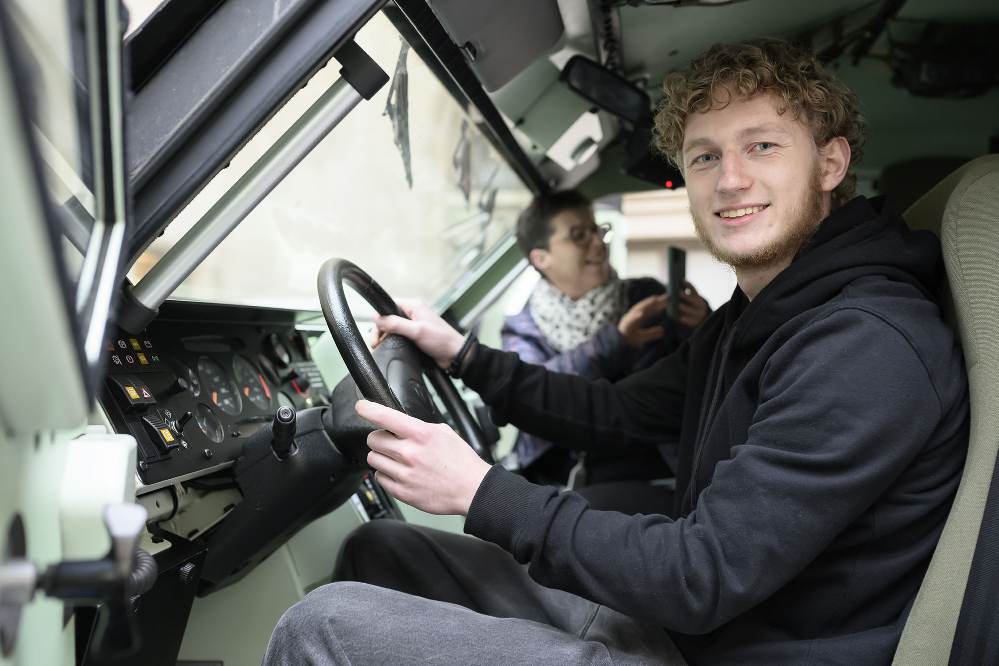 Un jeune assit au volant du camion de la BRI