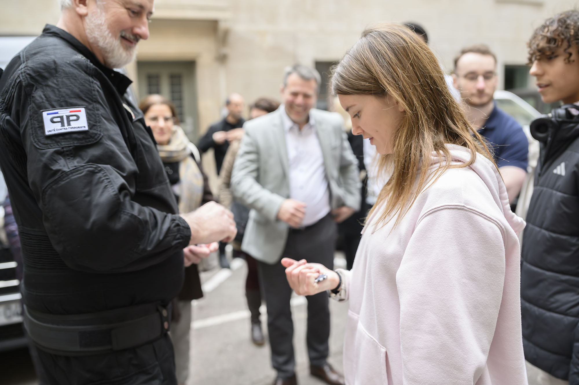 Une protégée face à un agent de  la BRI