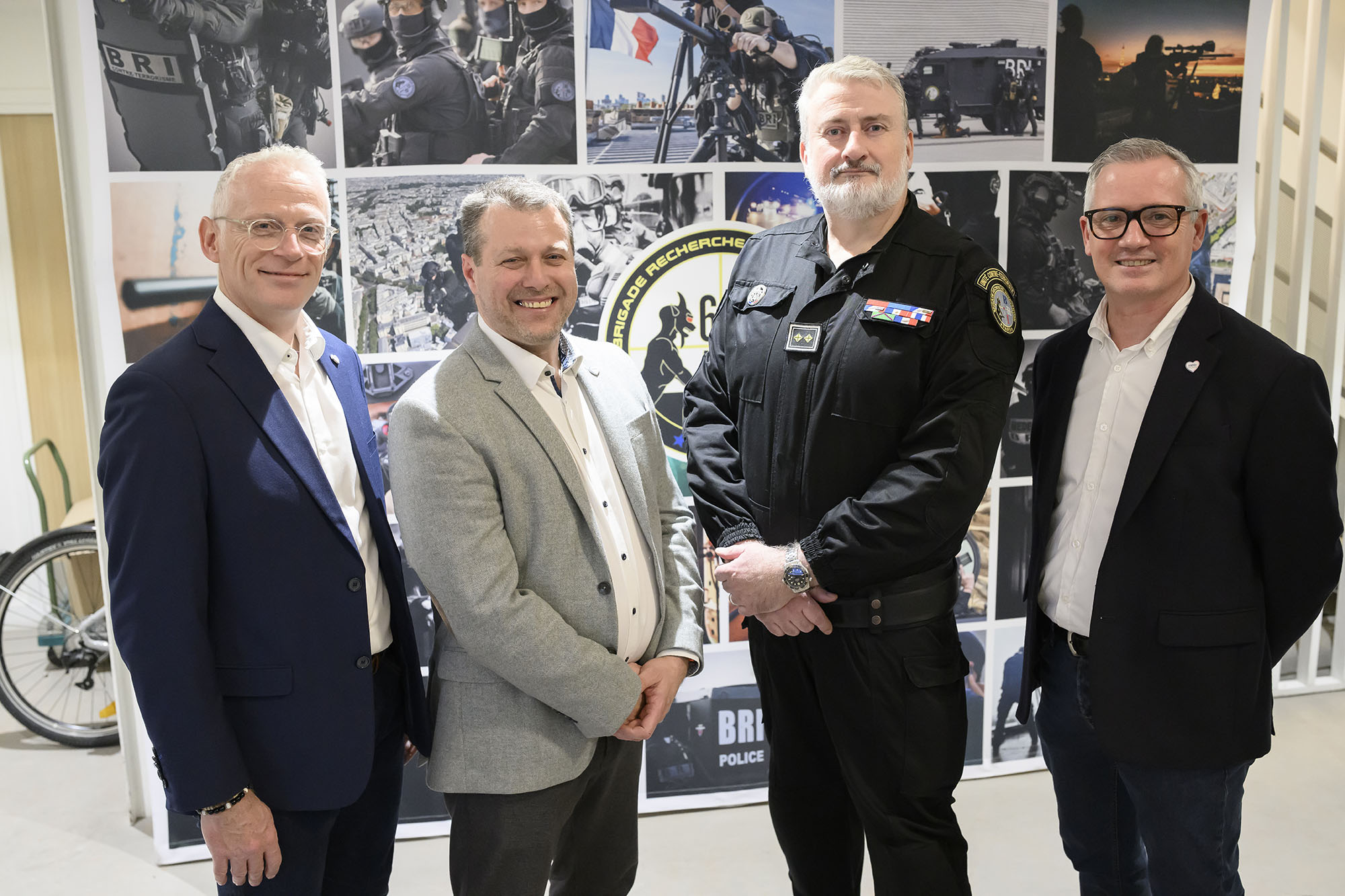 Photo de groupe de notre président Hervé Poyet, de Denis Le Cloërec en compagnie de Jean François Grimaud, de Pierre Dubarral et d'un agent de la BRI