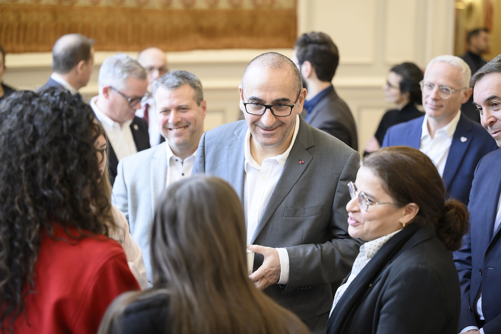 Le ministre de l'intérieur discutant avec nos protégés et la directrice du village de Bourges