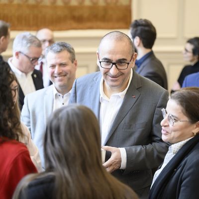 Le ministre de l'intérieur discutant avec nos protégés et la directrice du village de Bourges