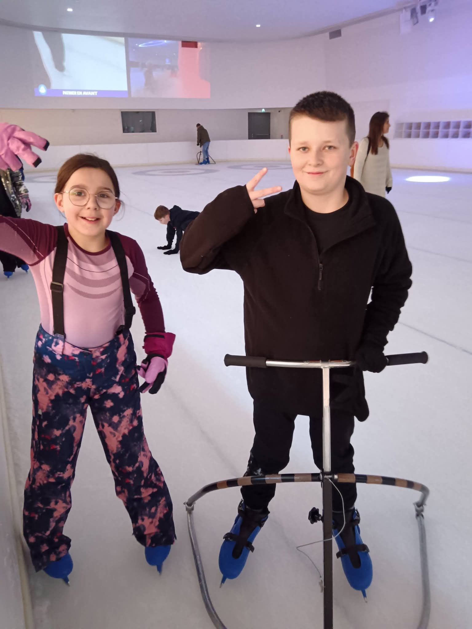 Deux enfants sur la glace à la patinoire