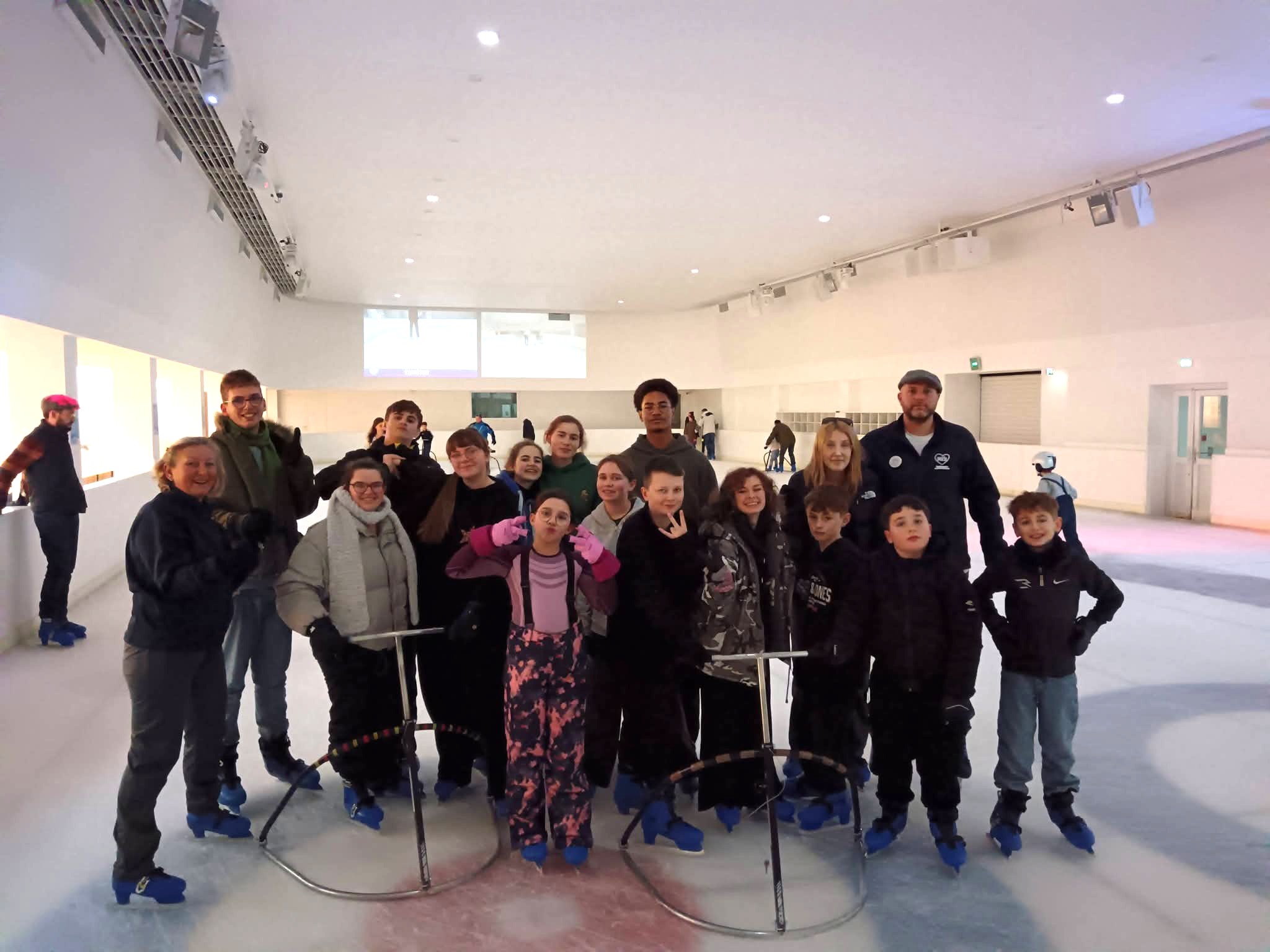 Photo de groupe avec nos protégés et les accompagnents à la patinoire