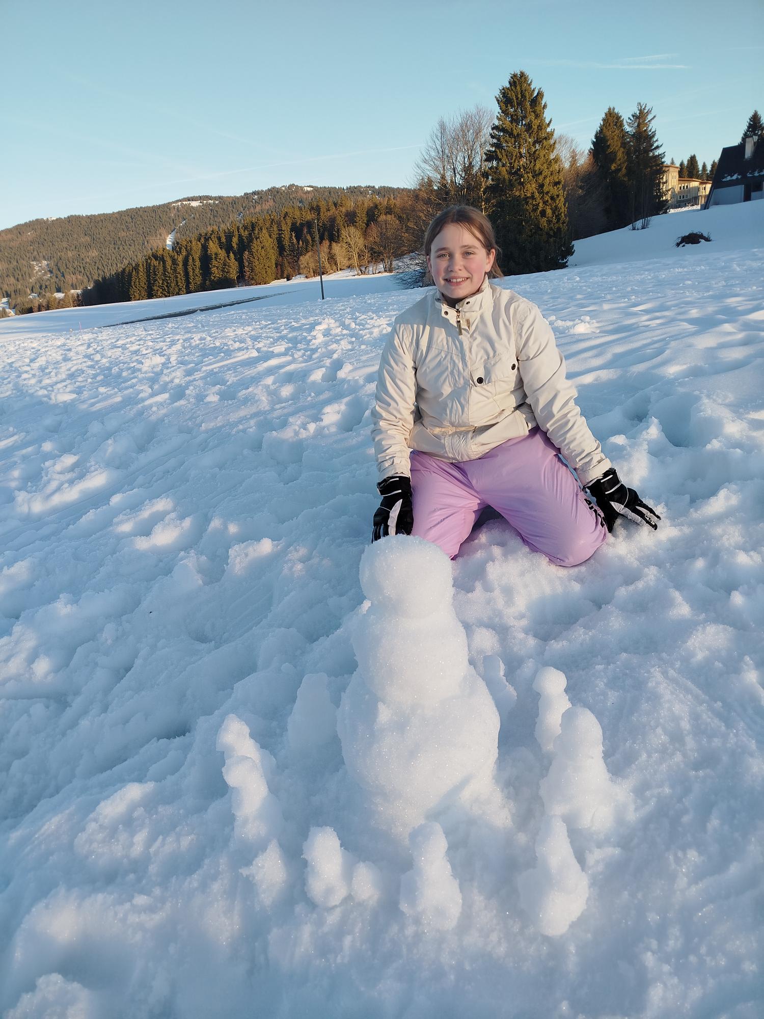 Petite fille jouant dans la neige