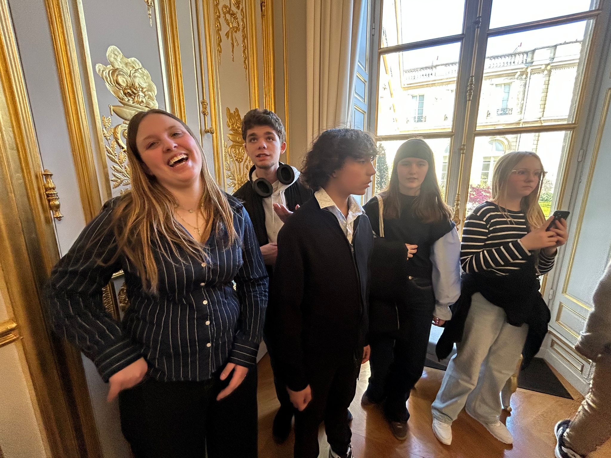 Enfants qui sourit et rigole ensemble