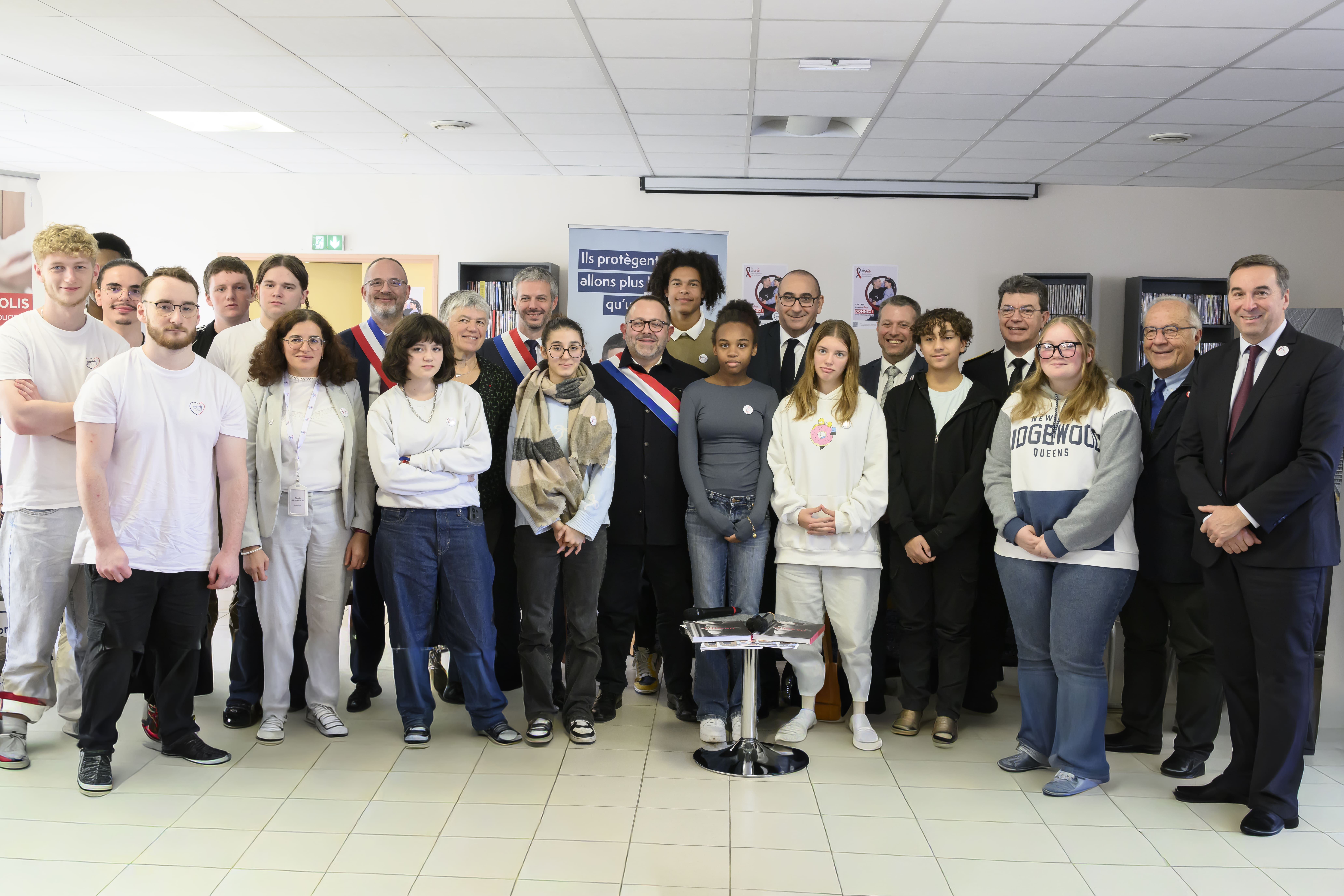 Photos de groupe avec les enfants du villages de Bourges avec le ministre de l'intérieur