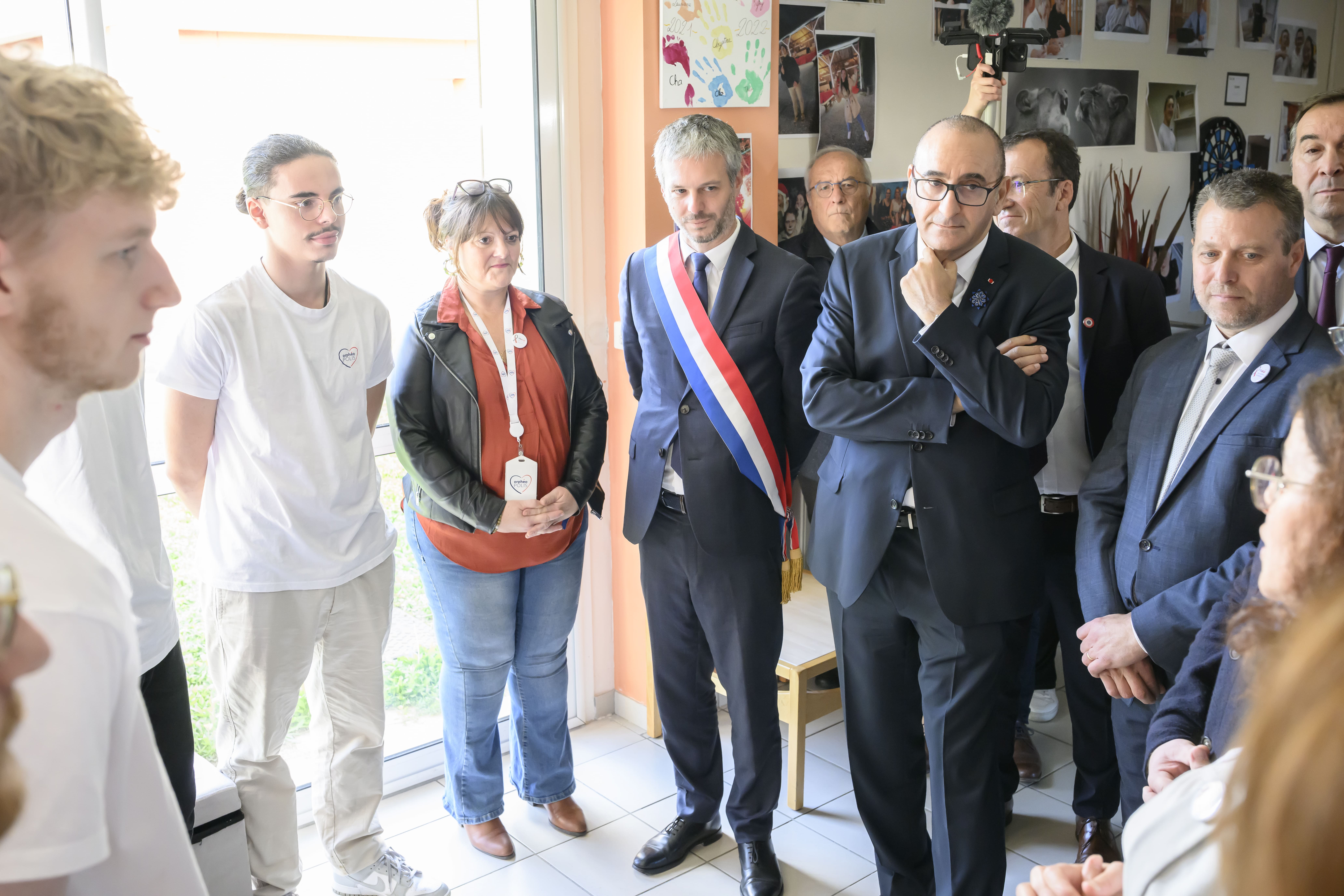 Le ministre de l'intérieur entourer de certains enfants