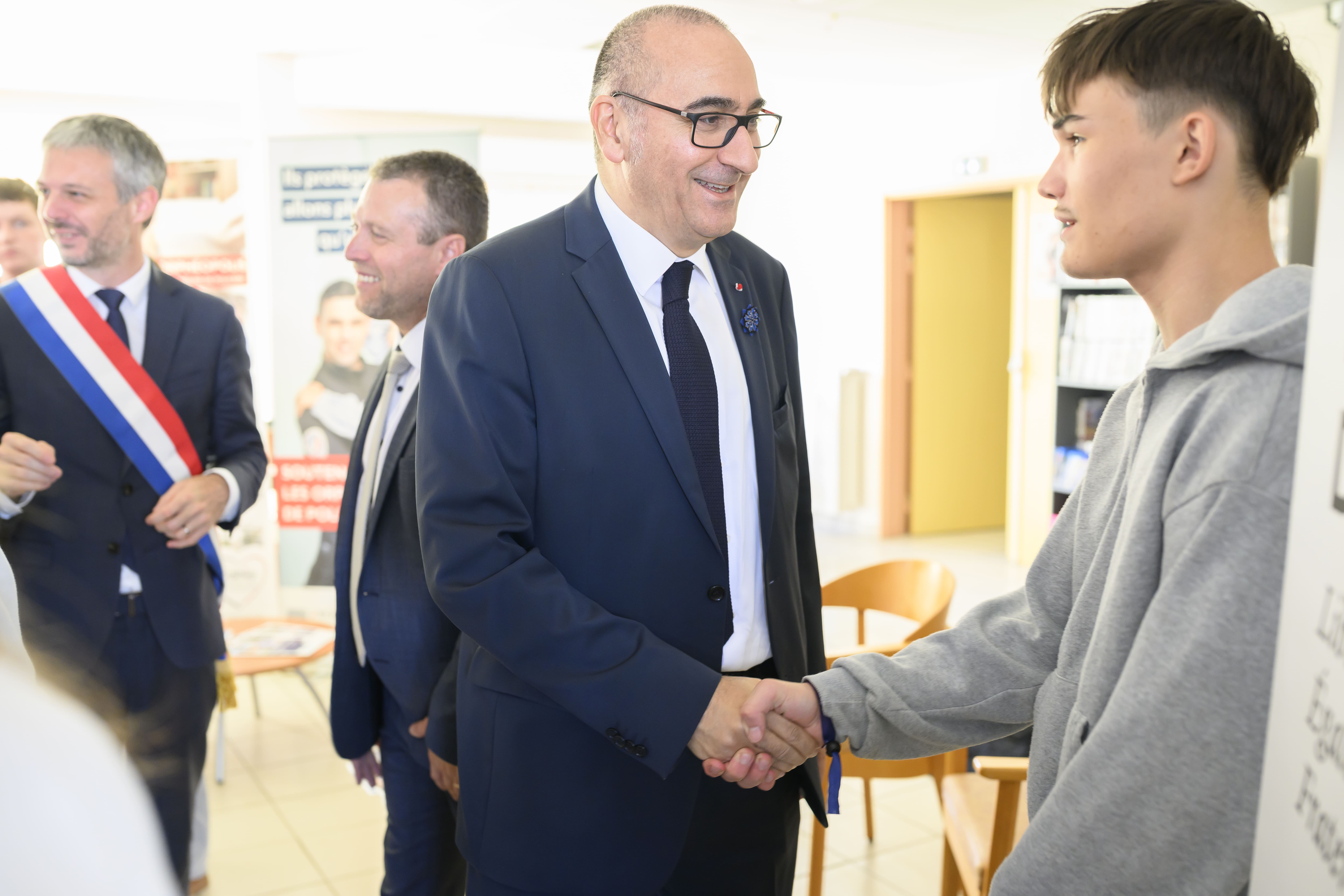 Le ministre de l'interieur serrant la main de l'un de nos protégés