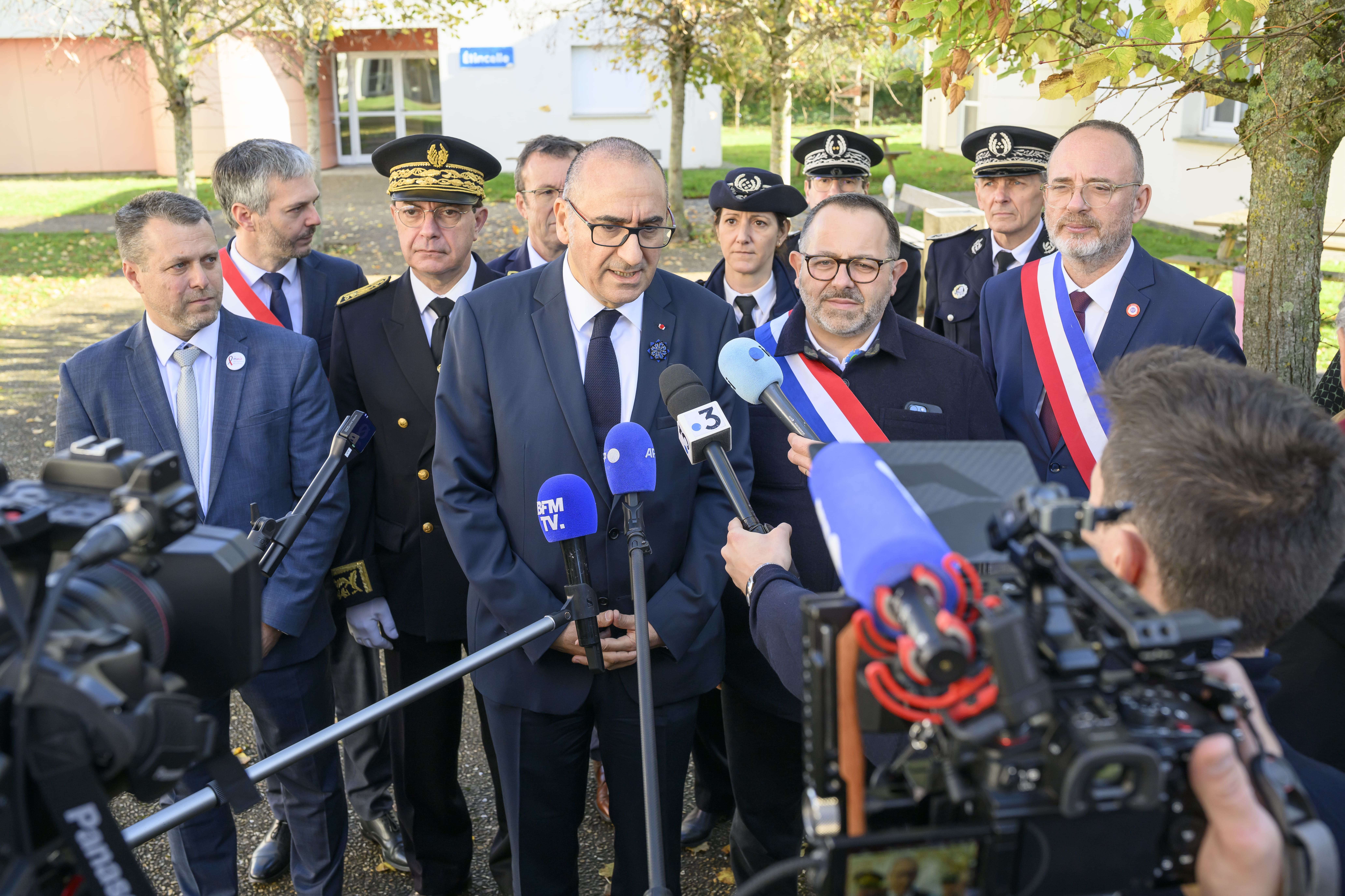 Le ministre de l'Intérieur faisant un discours devant les médias