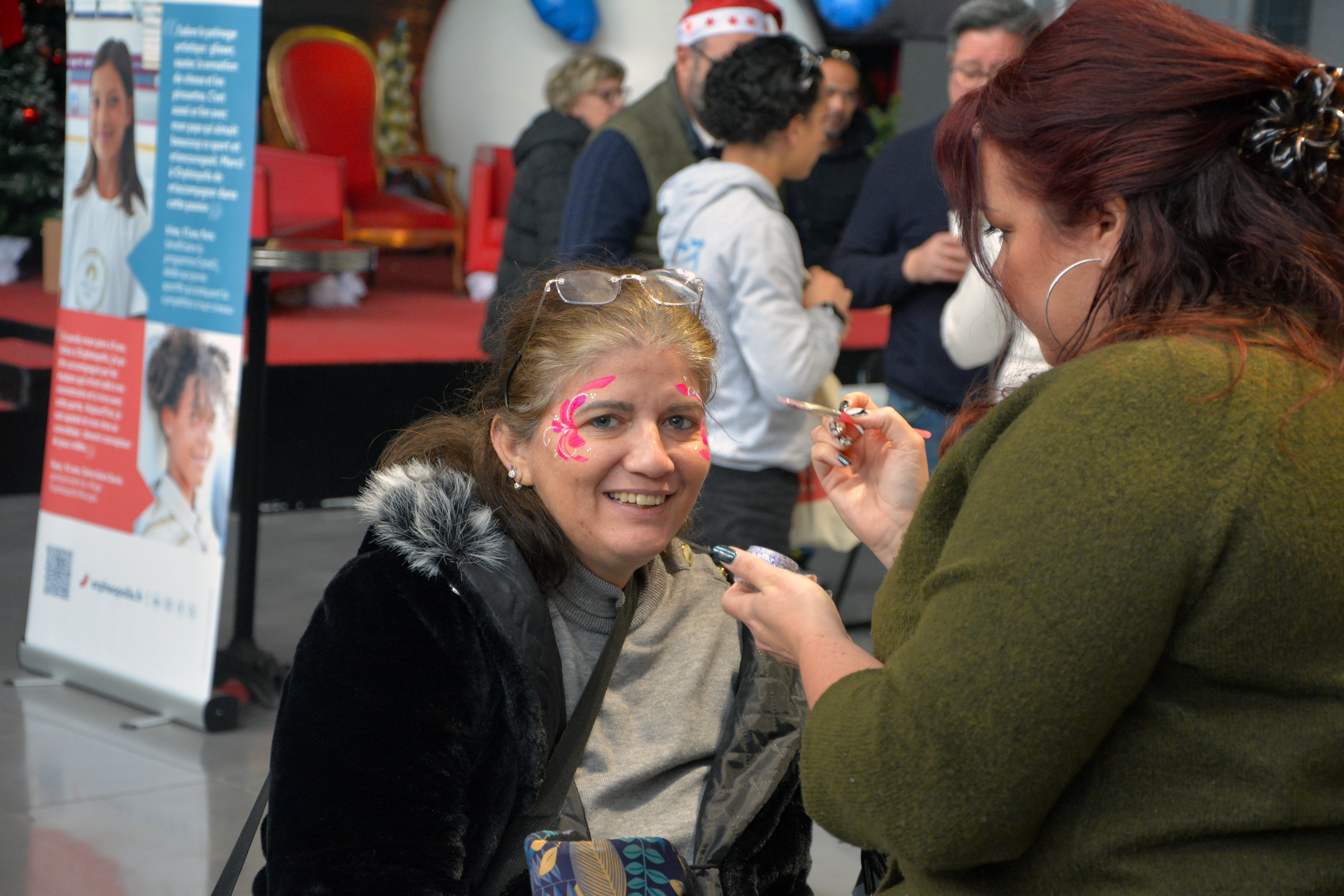 femme ce faisant maquillée
