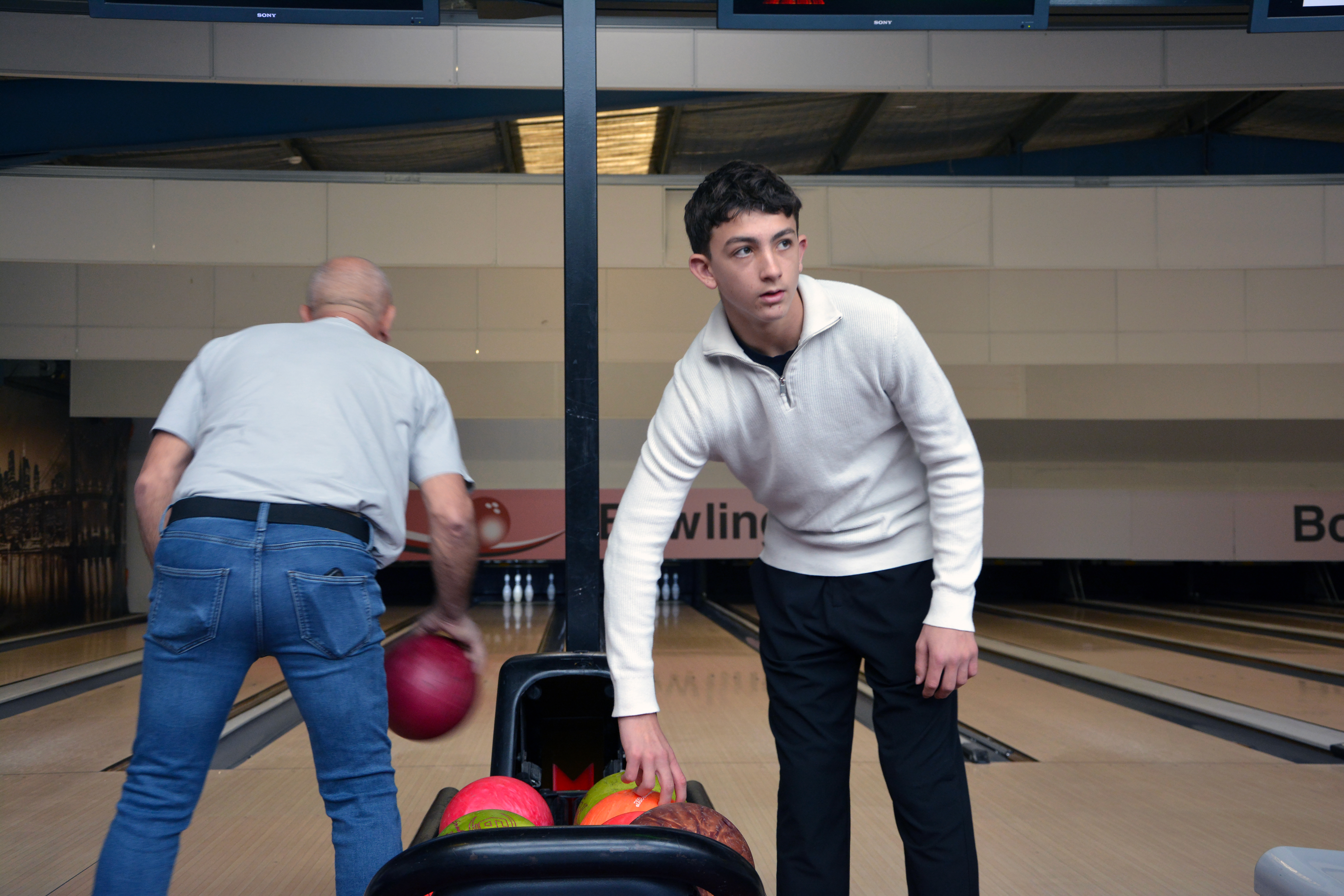 jeune garçon qui joue au bowling