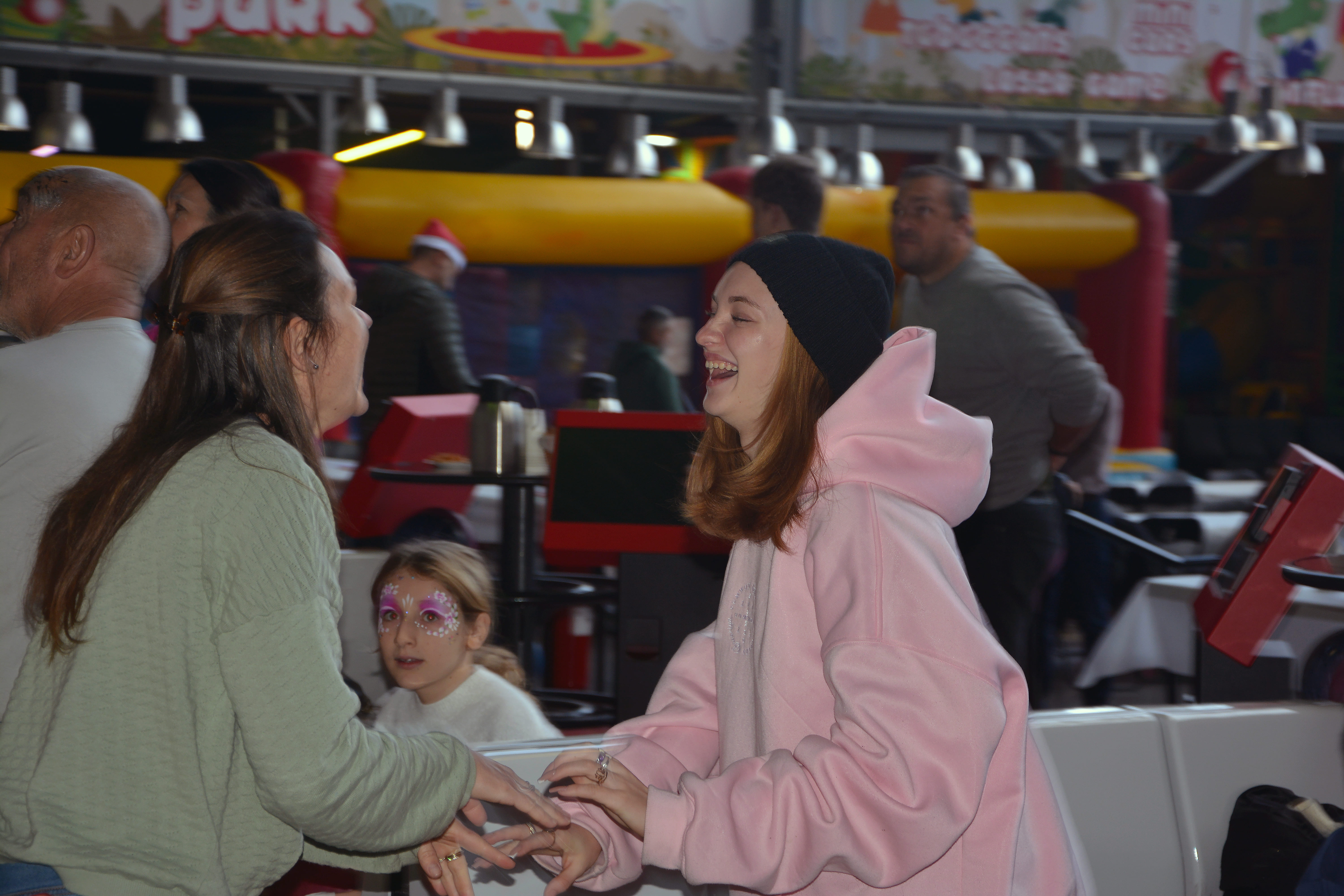 deux adolescentes qui rigolent ensemble