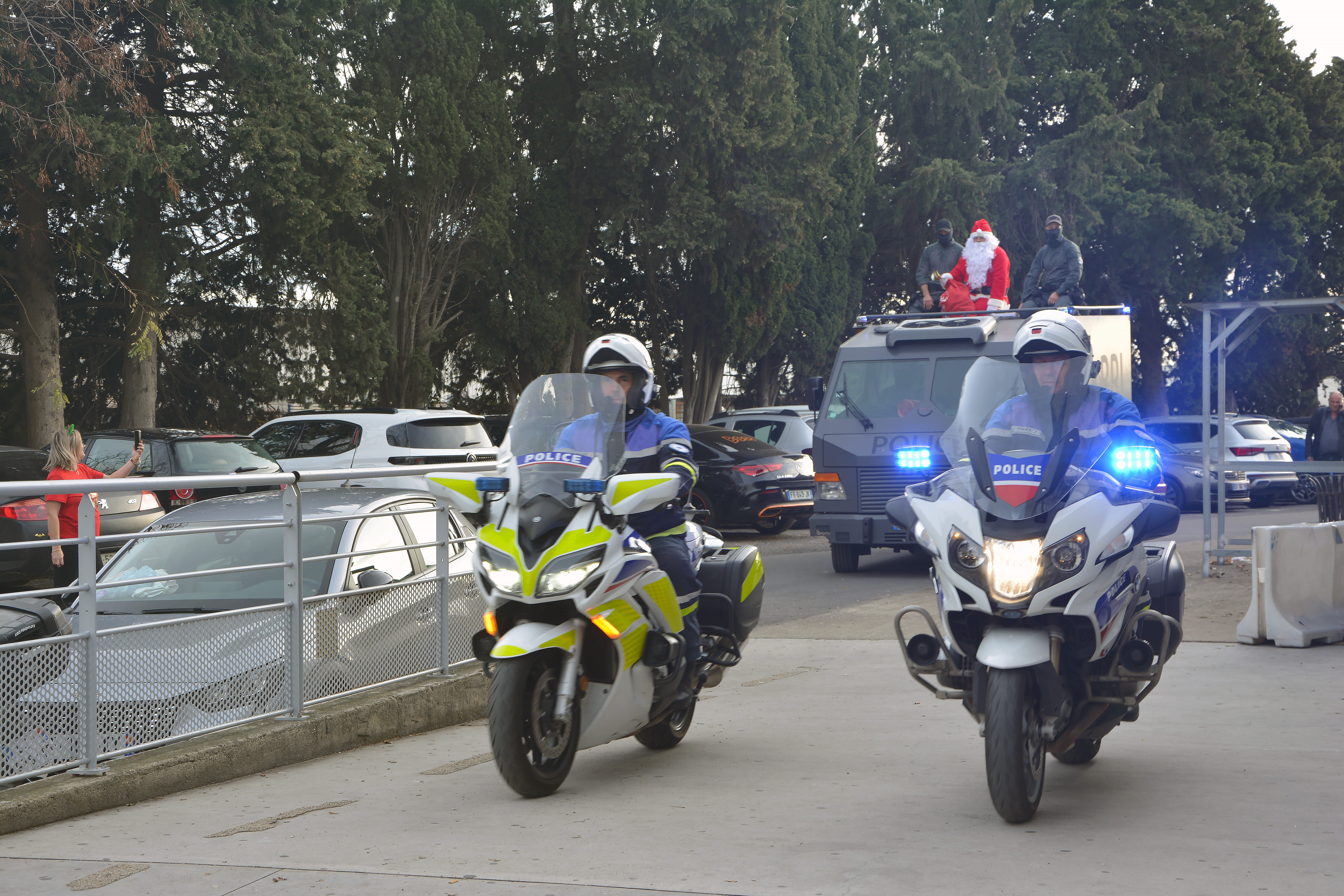 arriver du père Noël escorté par la police en moto