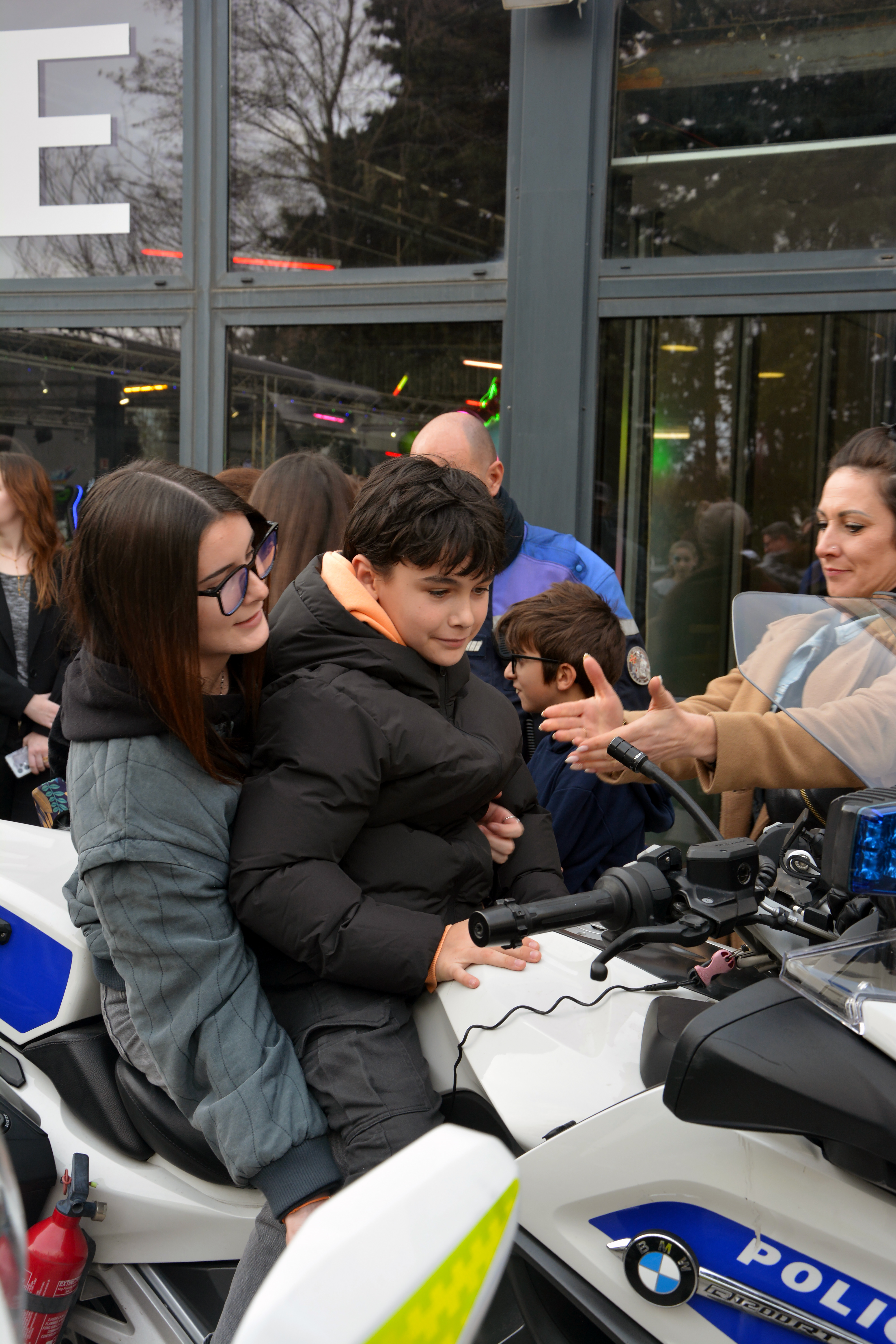 Enfants sur une moto de la police