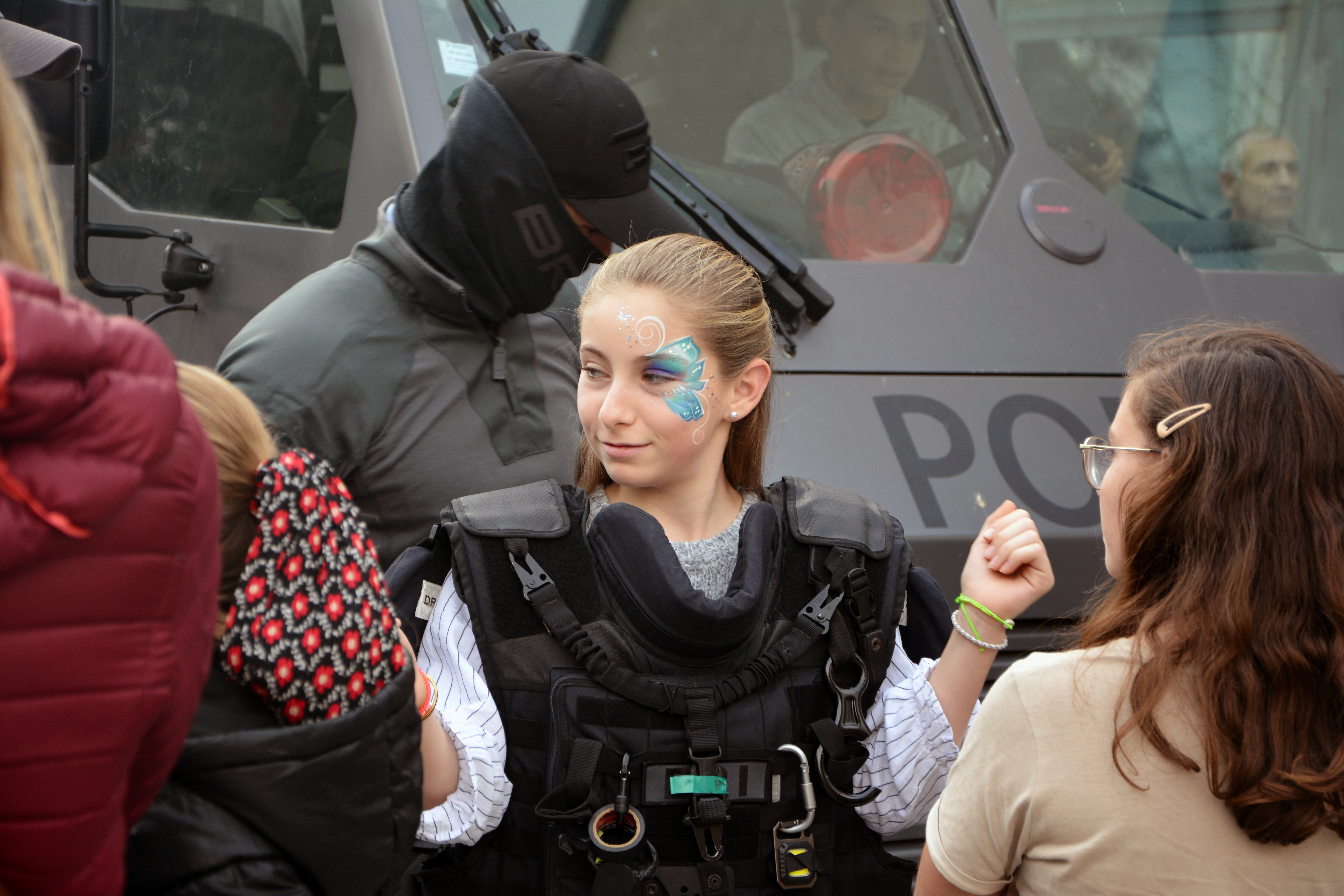 fille avec l'uniforme de la BRI