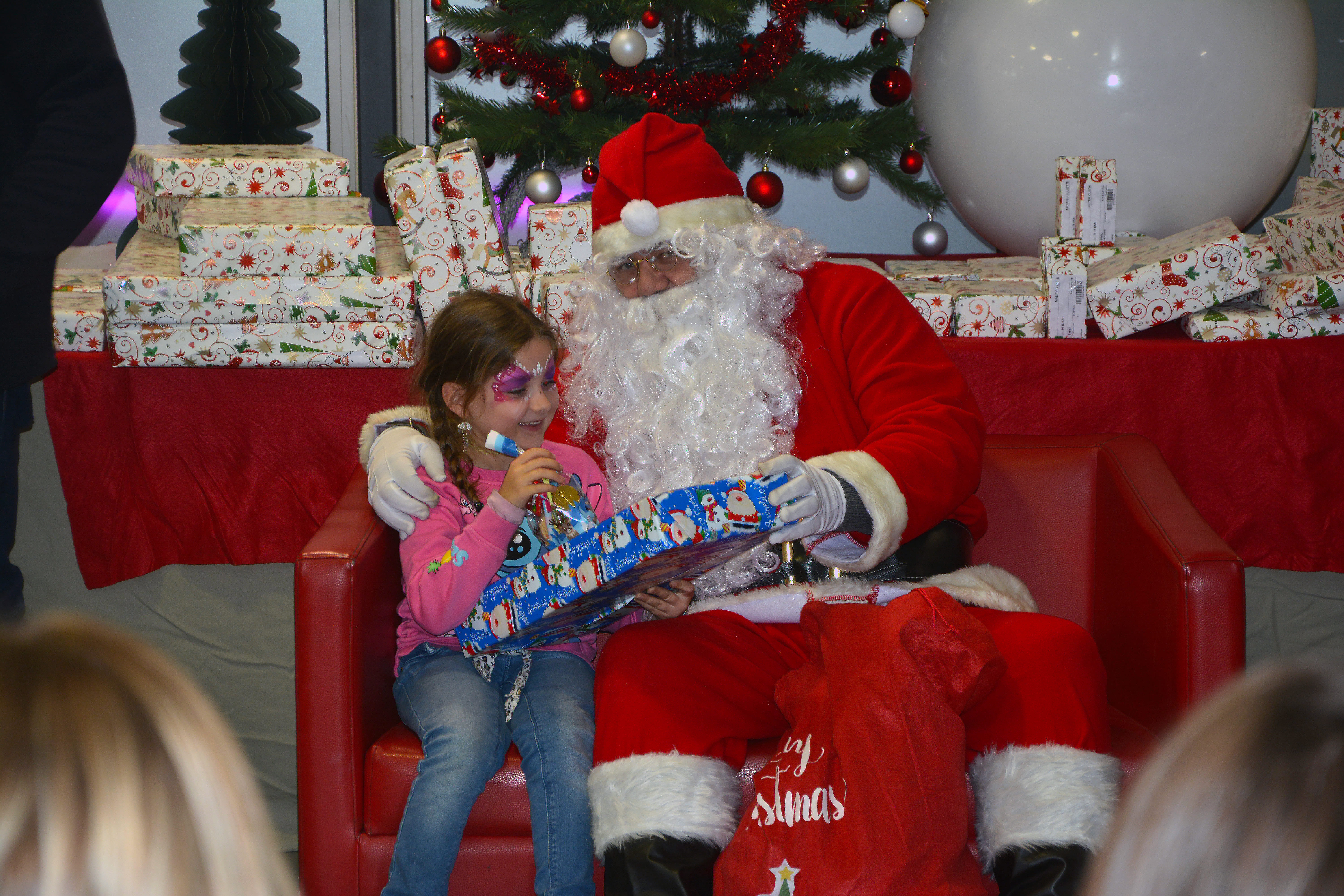 Petite fille avec le père Noël