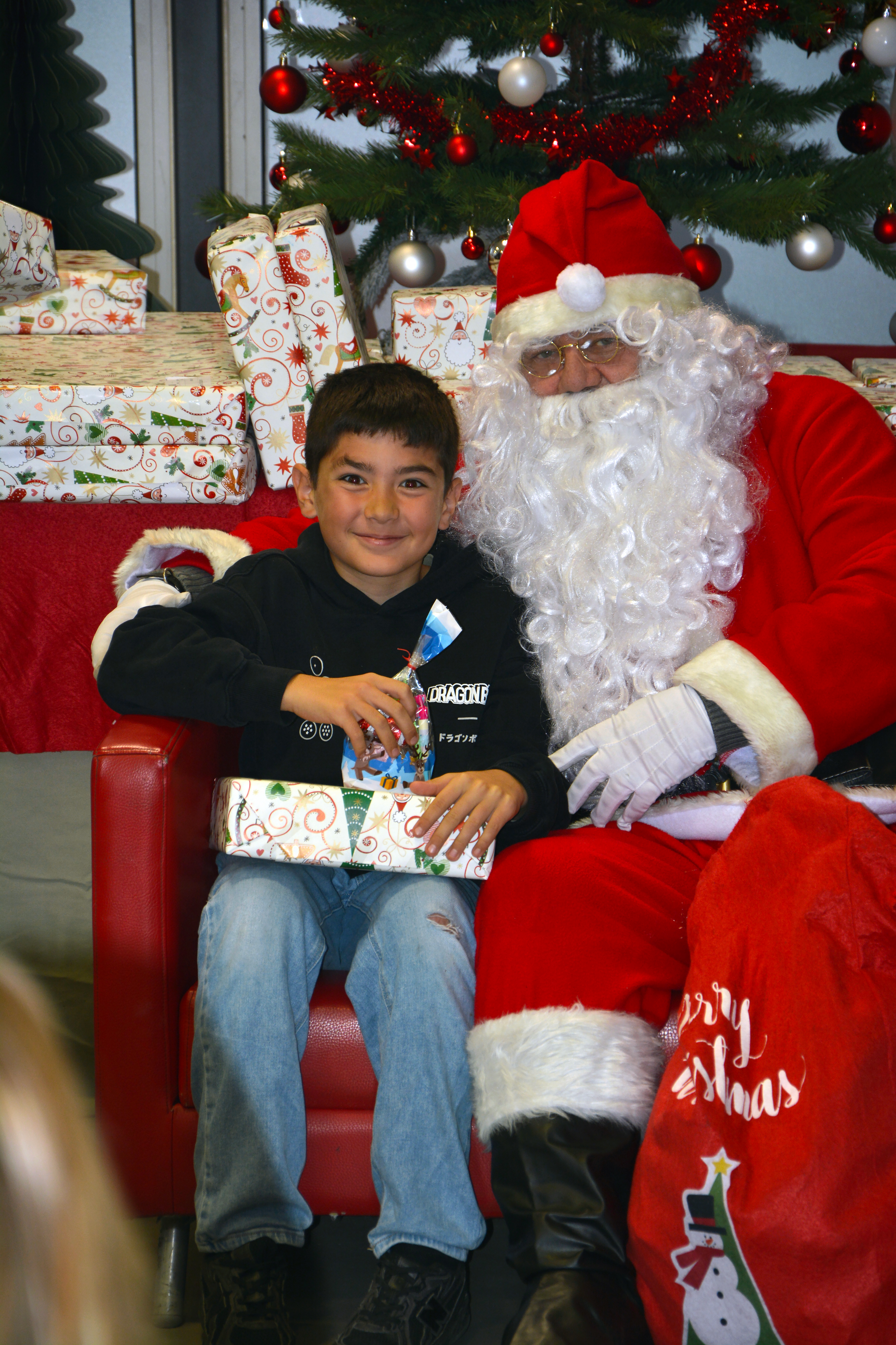 Petit garçon avec le père Noël