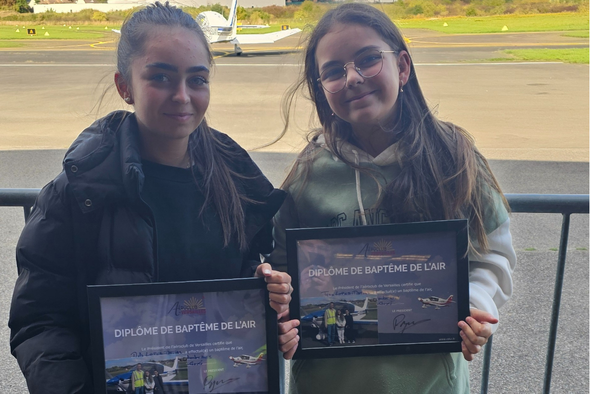 Deux jeunes filles fière de leurs diplômes du batême de l'air