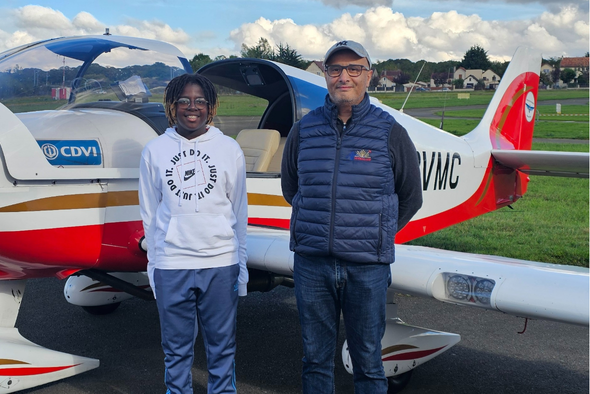 un enfant au coté d'un pilote