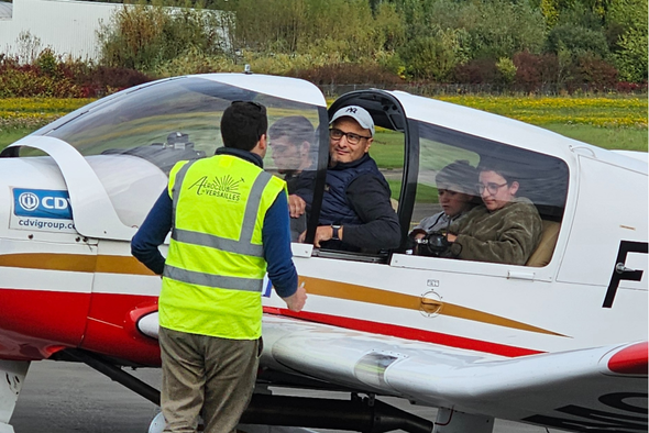 des enfants a bord d'un avion