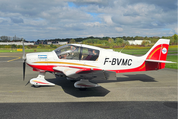 avion sur une piste d'atterissage