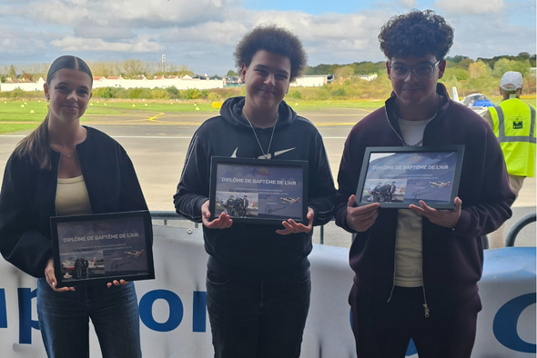 Trois jeunes souriant avec leur diplôme du batême de l'air