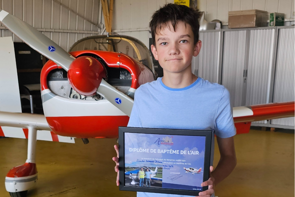Un enfant fière de son  avec leur diplôme du batême de l'air