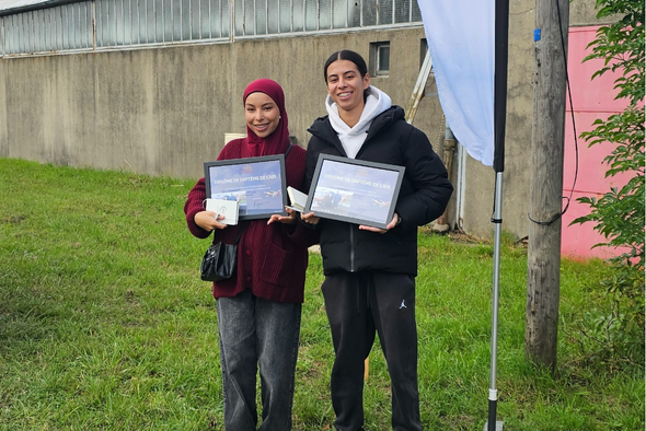 Deux jeunes filles fière de leurs diplômes du batême de l'air