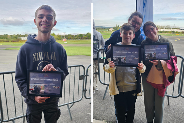 Deux jeunes enfants fière de leurs diplômes du batême de l'air
