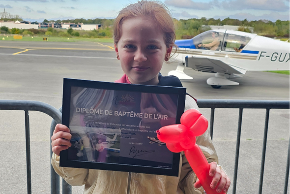 Jeune fille fière de son diplôme du batême de l'air