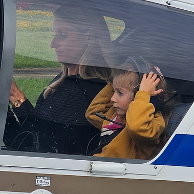 Enfant a bord d'un avion casque sur la tête