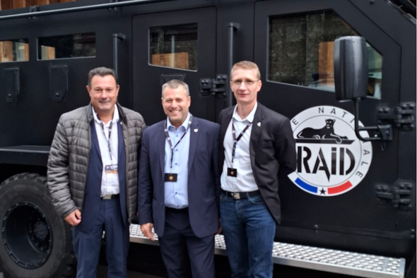Nos élus debut devant un véhicule du RAID