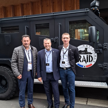 Les trois élus d'orphéopolis posent devant le véhicule du RAID