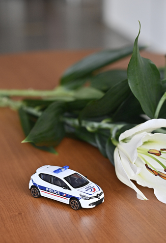 voiture de police et fleurs