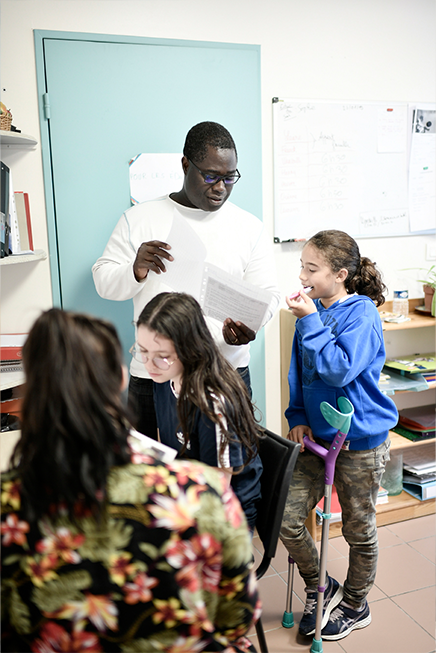 Une éducatrice Orphéopolis, et des orphelins de policiers