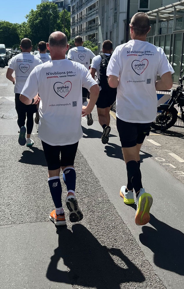 Des coureurs courent pour Orphéopolis
