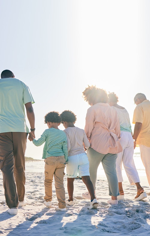 Une famille sur le sable d'une plage