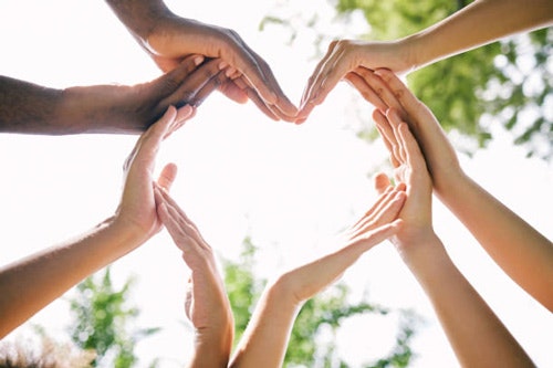 Des mains forment un coeur