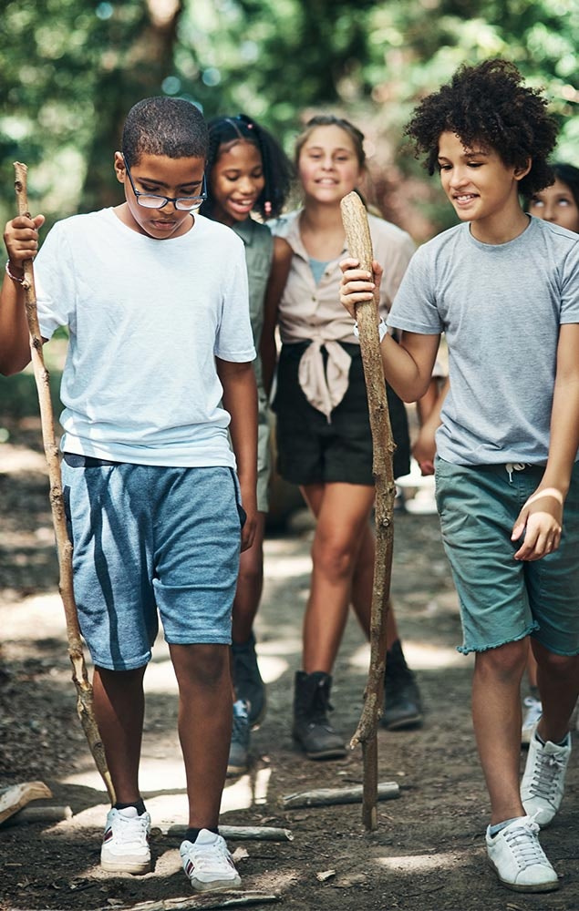 Enfants dans la forêt