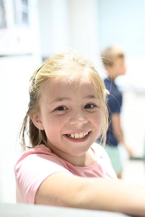 Petite fille souriante