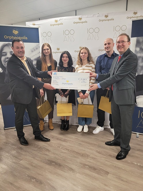 Remise de chèque de la Banque Postale à quatre orpheline méritantes