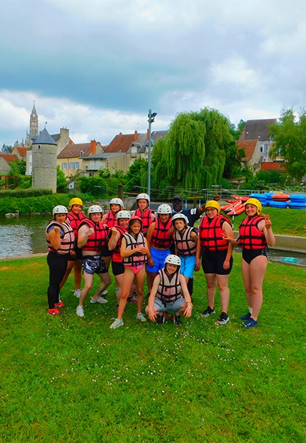 Groupe de jeunes orphelins en sortie